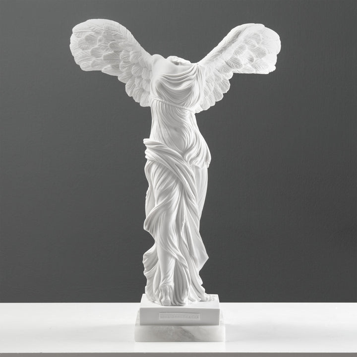 Escultura de la Victoria Alada (Grande) — Niké de Samotracia