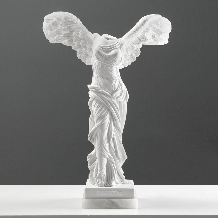 Escultura de la Victoria Alada (Grande) — Niké de Samotracia