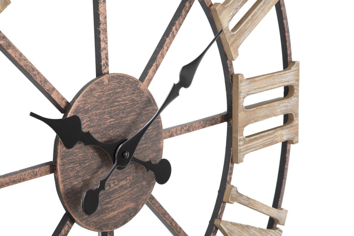 Reloj de pared con números romanos en metal y madera