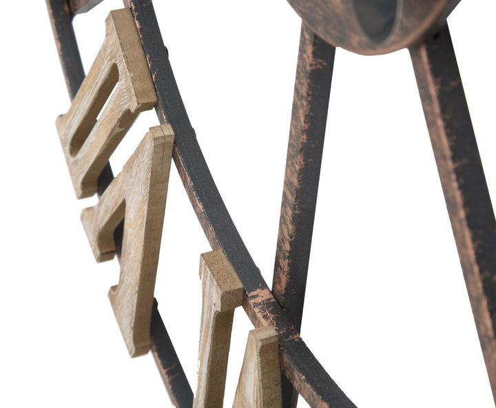 Reloj de pared con números romanos en metal y madera