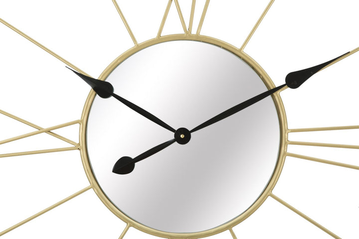 Reloj de pared con números romanos en metal dorado y negro y cristal