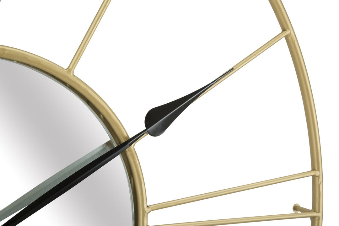 Reloj de pared con números romanos en metal dorado y negro y cristal