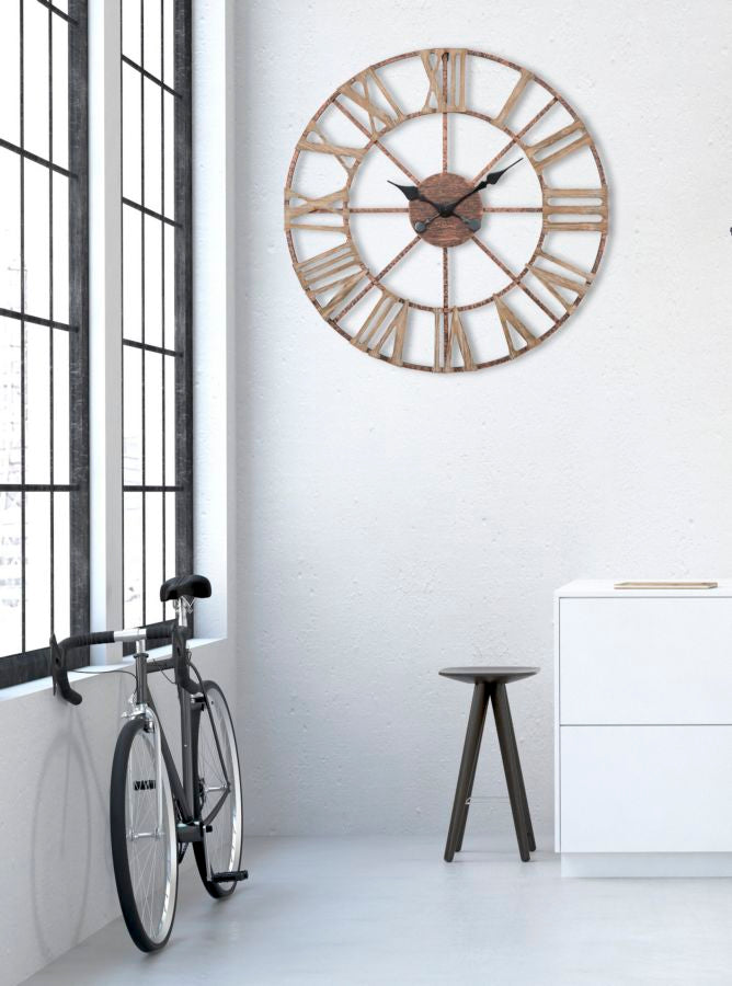 Reloj de pared con números romanos en metal y madera