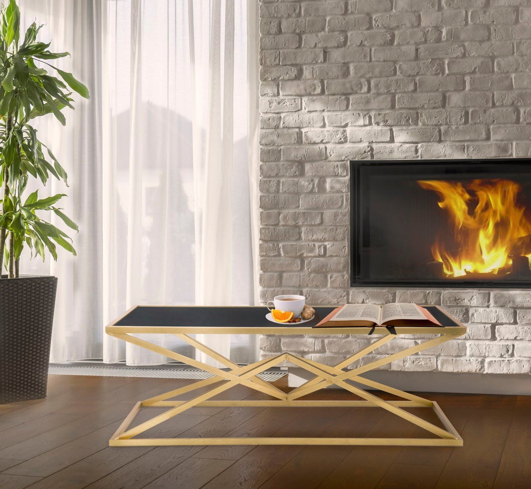 Mesa de centro de metal dorado y negro con patas piramidales