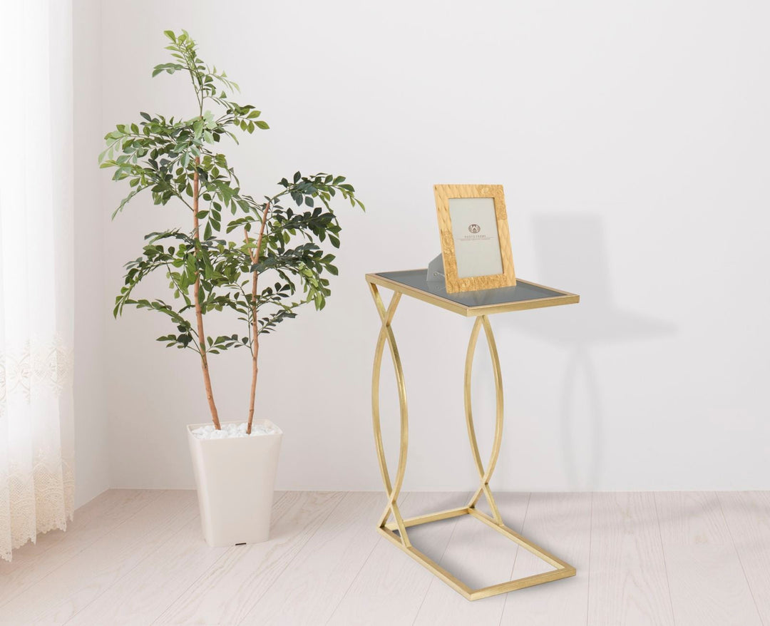 Mesita Geométrica de Metal y Cristal Dorado