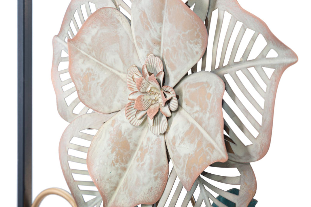 Decoración de pared de metal con hojas y flores tropicales en marco