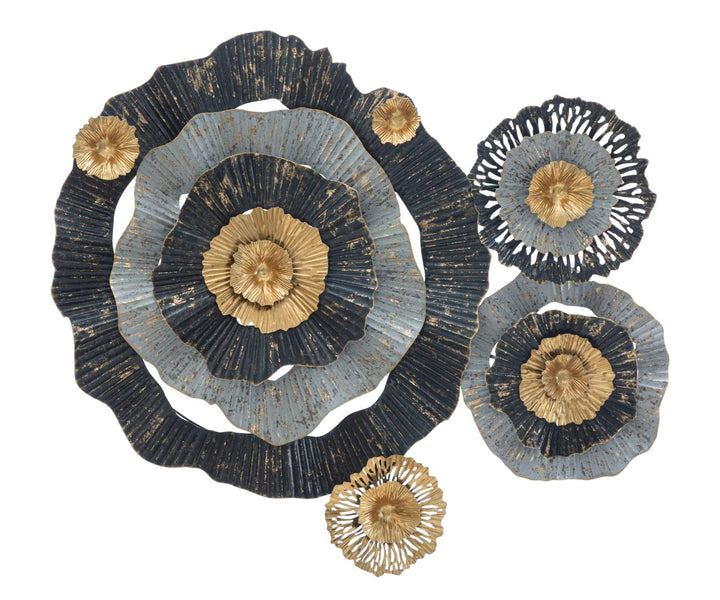 Decoración de pared con flores doradas, negras y grises