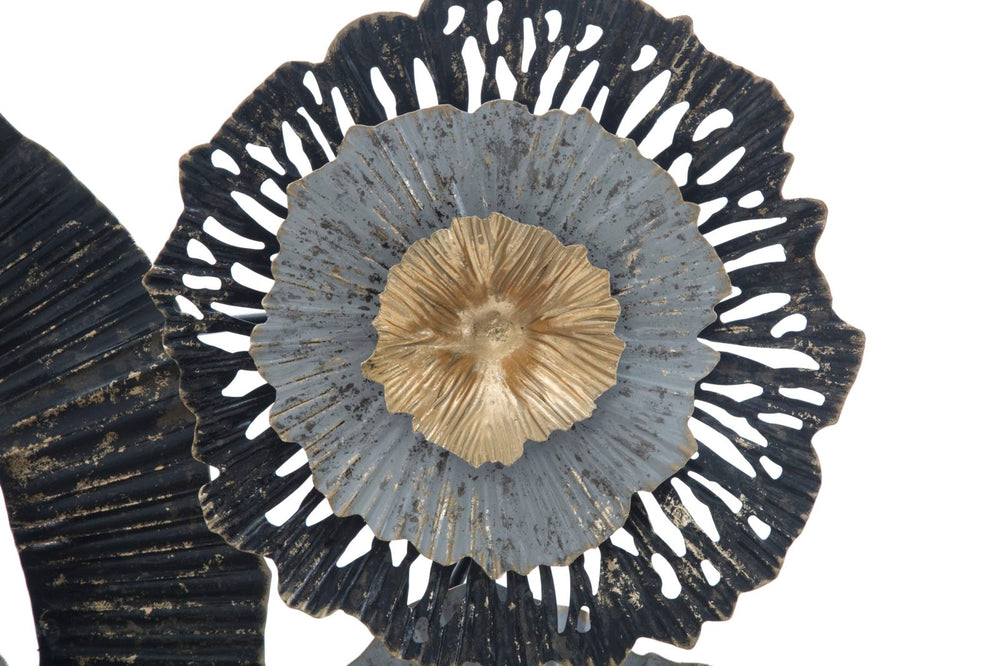 Decoración de pared con flores doradas, negras y grises