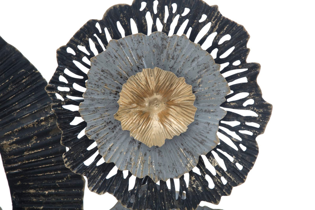 Decoración de pared con flores doradas, negras y grises