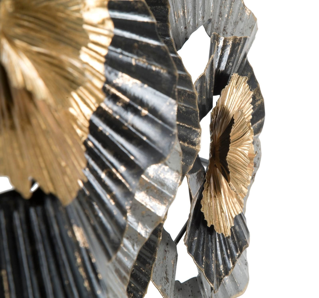 Decoración de pared con flores doradas, negras y grises