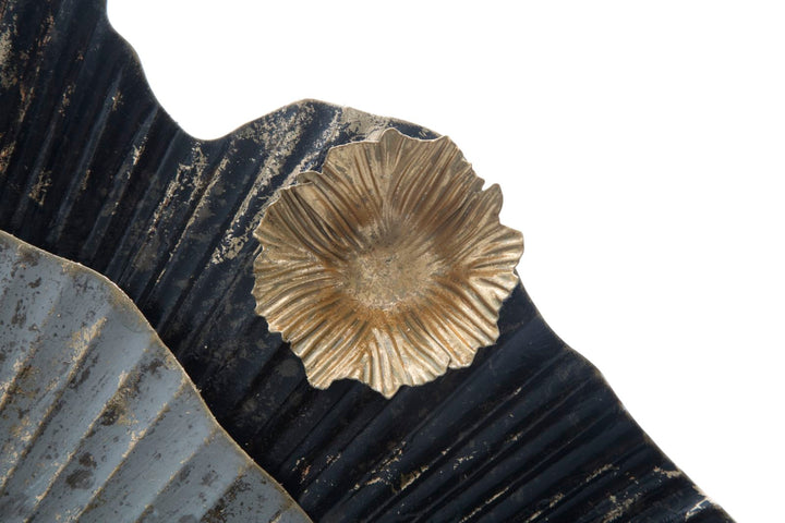 Decoración de pared con flores doradas, negras y grises