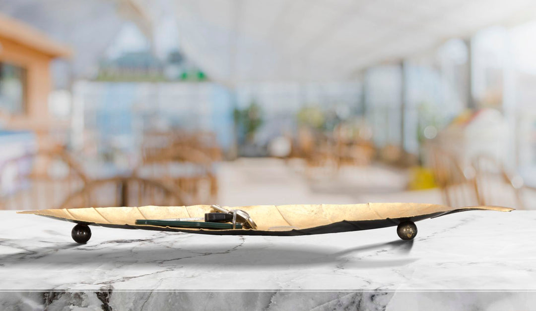 Bandeja de Metal Dorada en Forma de Letra