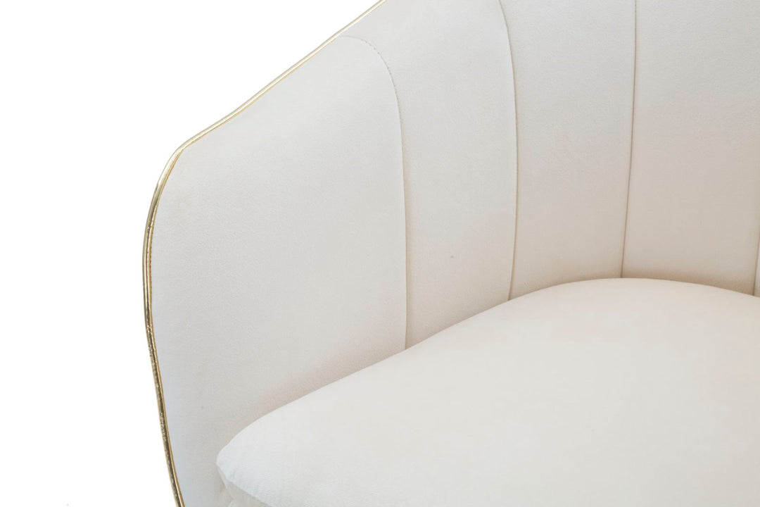 Sillón Tapizado Crema con Patas de Madera Negras y Detalles Dorados