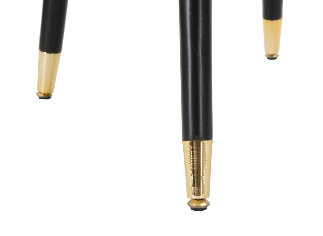 Sillón Tapizado Crema con Patas de Madera Negras y Detalles Dorados