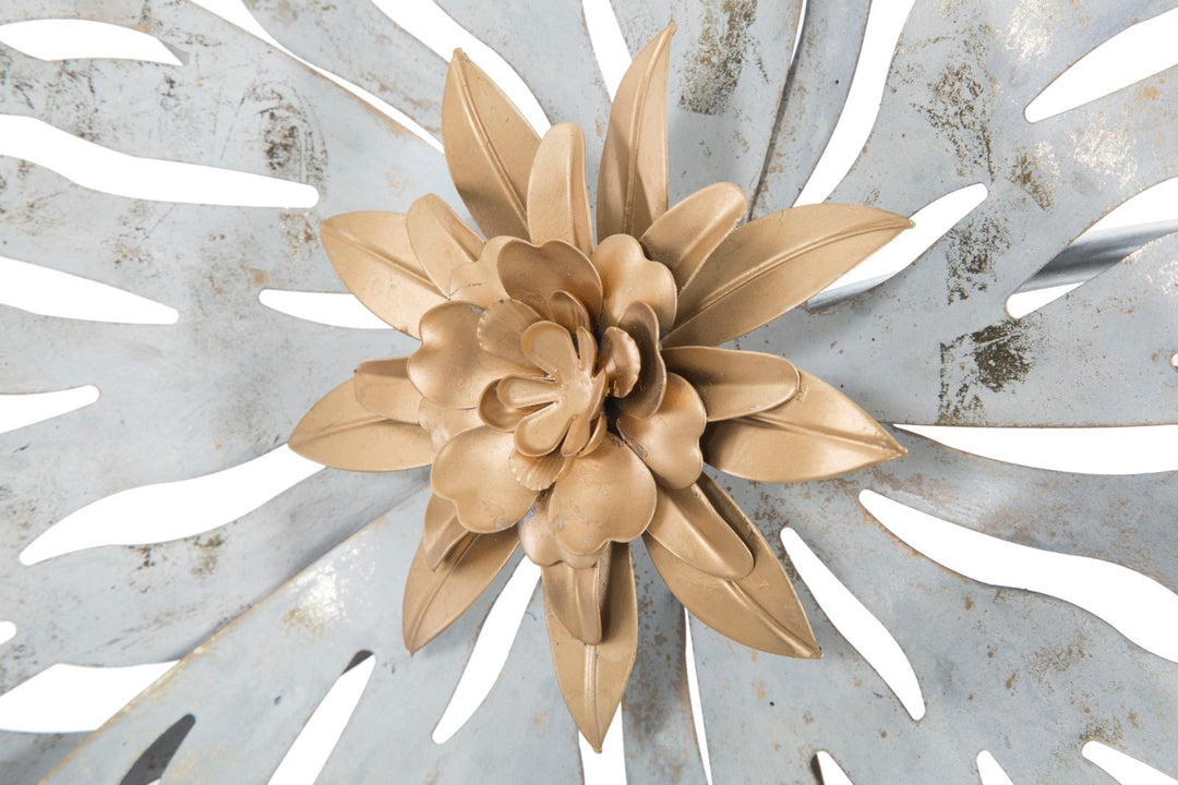 Decoración de pared con flores de metal