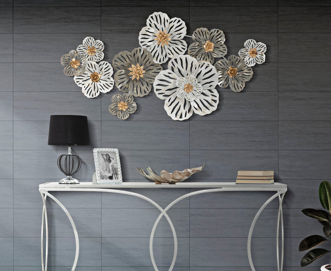 Decoración de pared con flores de metal