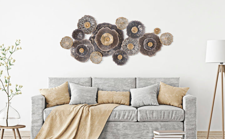 Decoración de pared con flores de metal