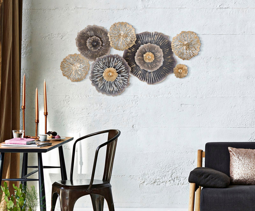Decoración de pared con flores de metal