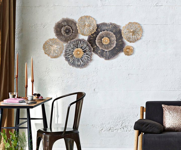 Decoración de pared con flores de metal