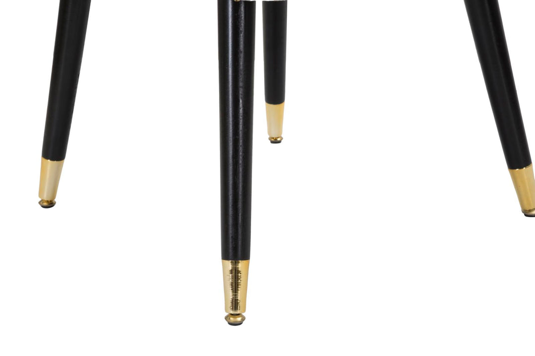 Sillón Tapizado Gris con Patas de Madera Negras y Detalles Dorados