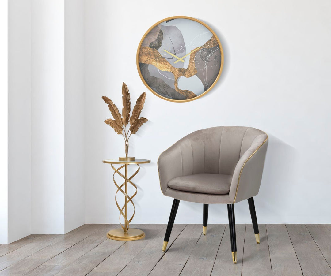 Sillón Tapizado Gris con Patas de Madera Negras y Detalles Dorados