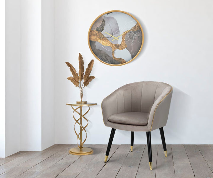 Sillón Tapizado Gris con Patas de Madera Negras y Detalles Dorados