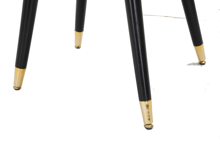 Silla de Terciopelo Rosa con Patas de Madera Negra y Detalles en Oro