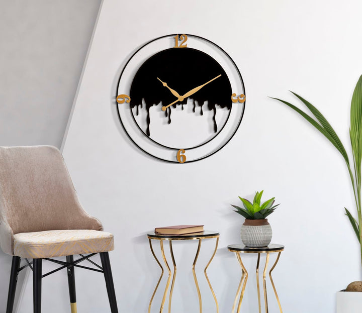 Reloj de pared moderno de metal dorado y negro