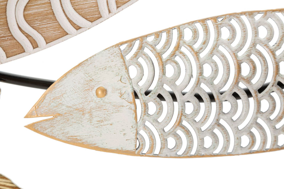 Decoración de pared de metal y madera con peces