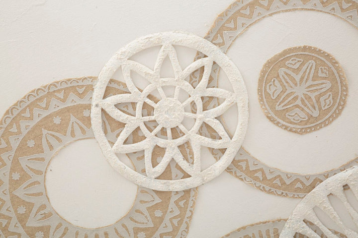 Pintura geométrica de círculos beige