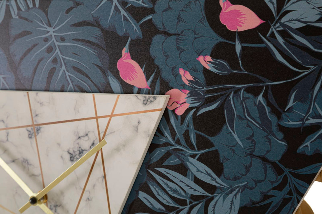 Reloj de pared moderno en forma de triángulo de metal