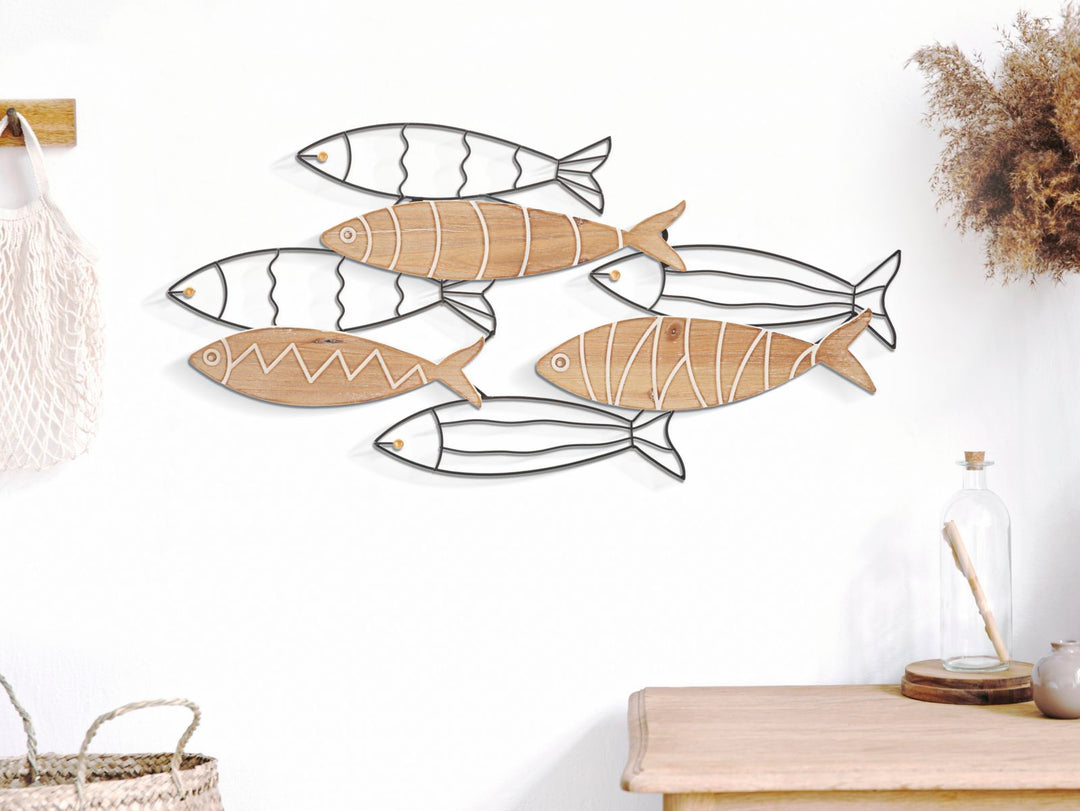 Decoración de pared de metal y madera con peces