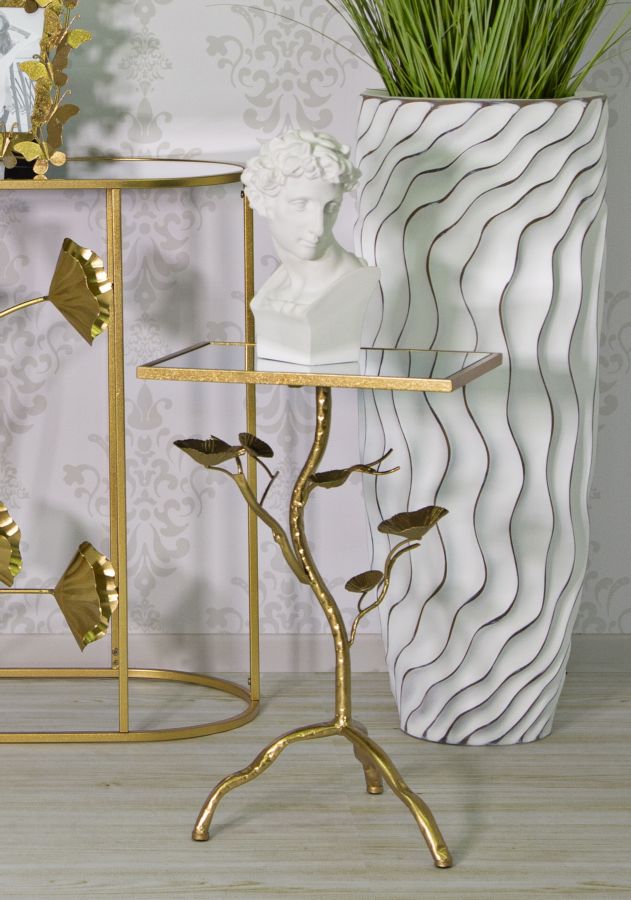 Mesa auxiliar de metal dorado con base decorativa – Tisty diseño