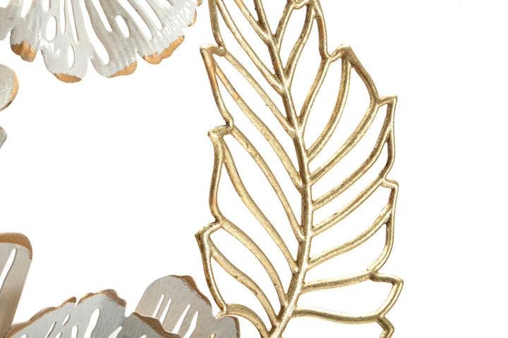 Decoración de pared con motivos florales y hojas en metal dorado y blanco
