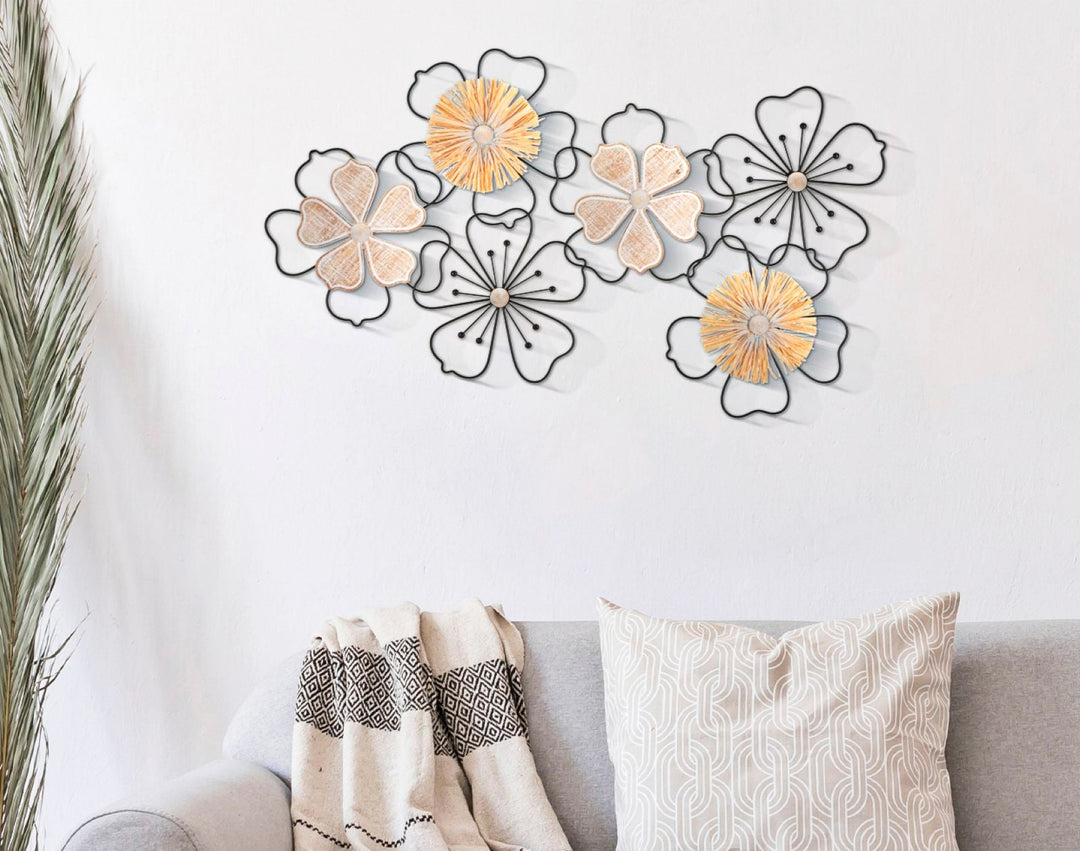 Decoración de pared de metal y madera con flores