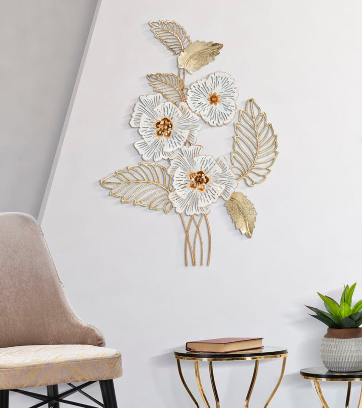 Decoración de pared con motivos florales y hojas en metal dorado y blanco
