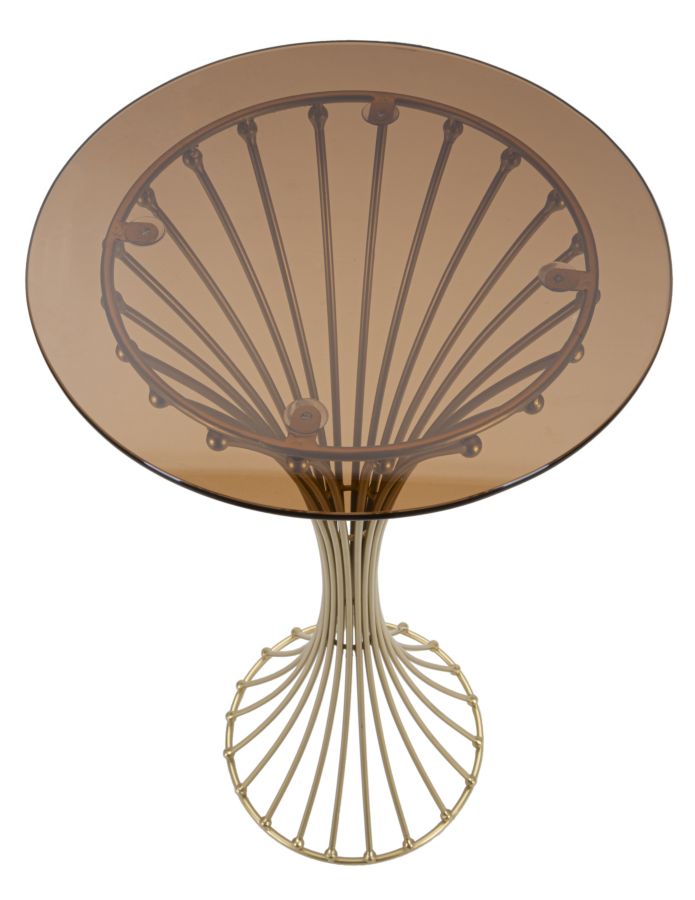 Mesa pedestal de metal dorado con base decorativa – Centur estilo moderno