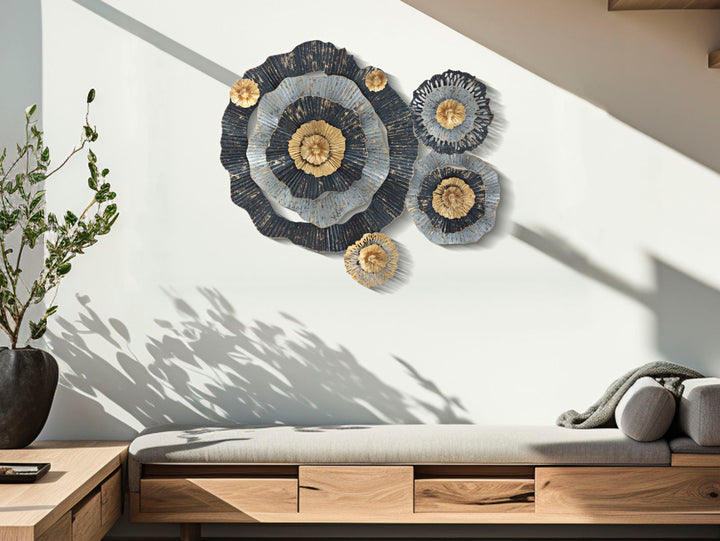 Decoración de pared con flores doradas, negras y grises