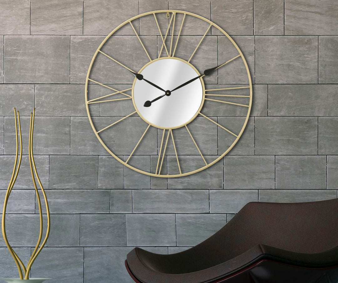 Reloj de pared con números romanos en metal dorado y negro y cristal