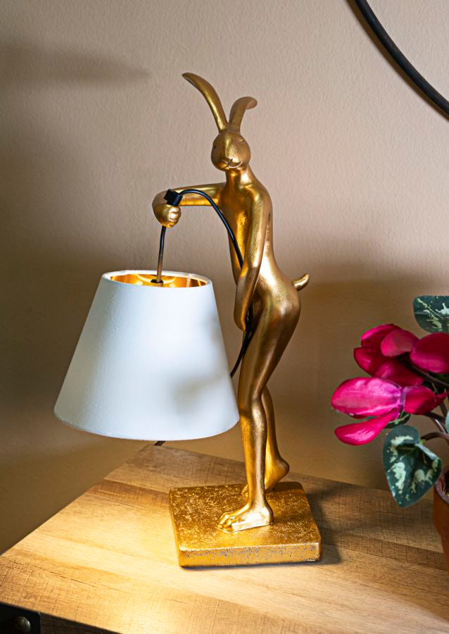 Lámpara de mesa escultura conejo dorado con pantalla blanca – Acento moderno