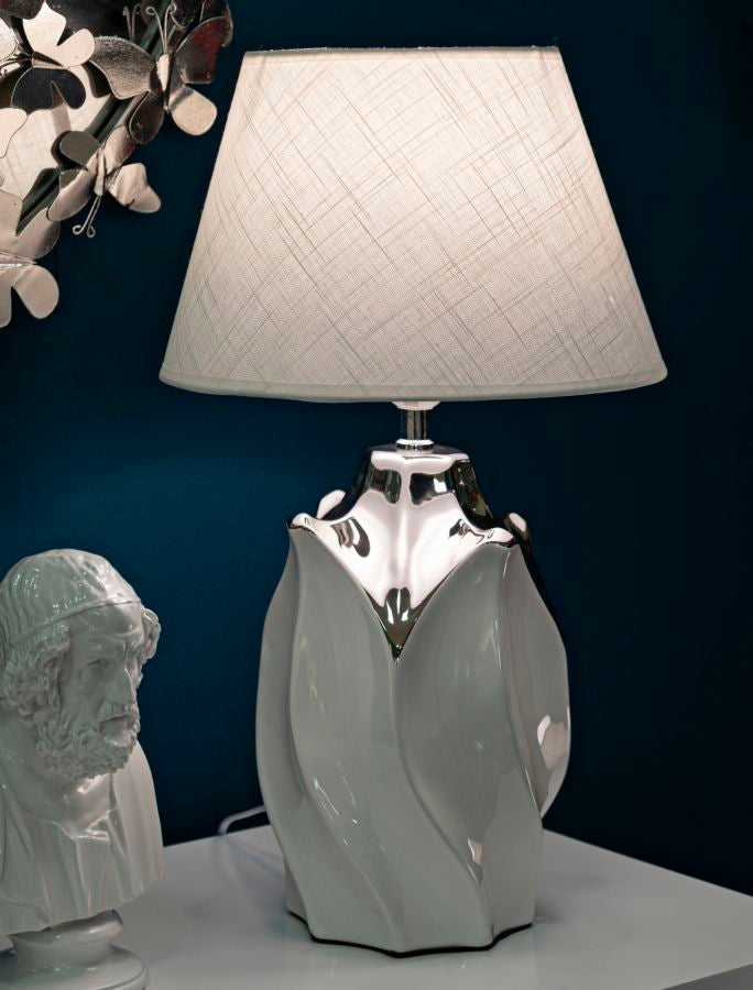 Lámpara de mesa decorativa plateada con pantalla blanca – Shiney Collection