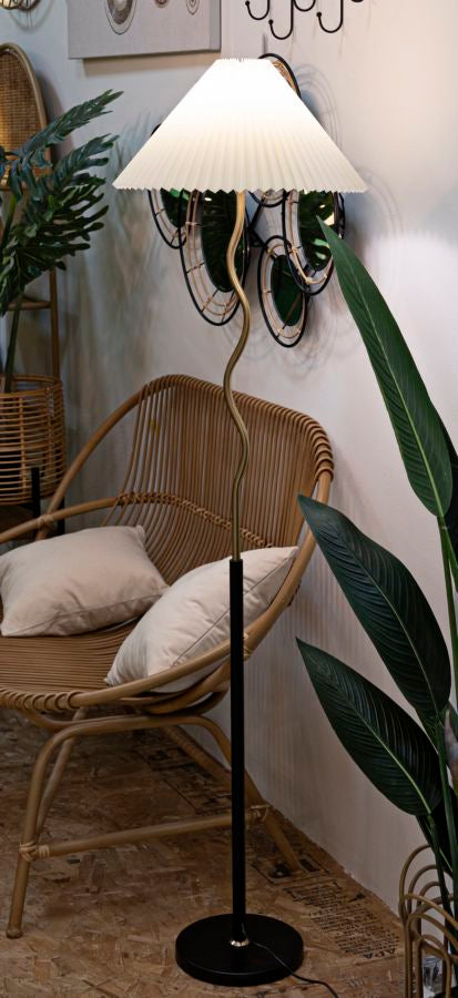 Lámpara de pie dorada y blanca con detalles de cristal – Closy diseño moderno