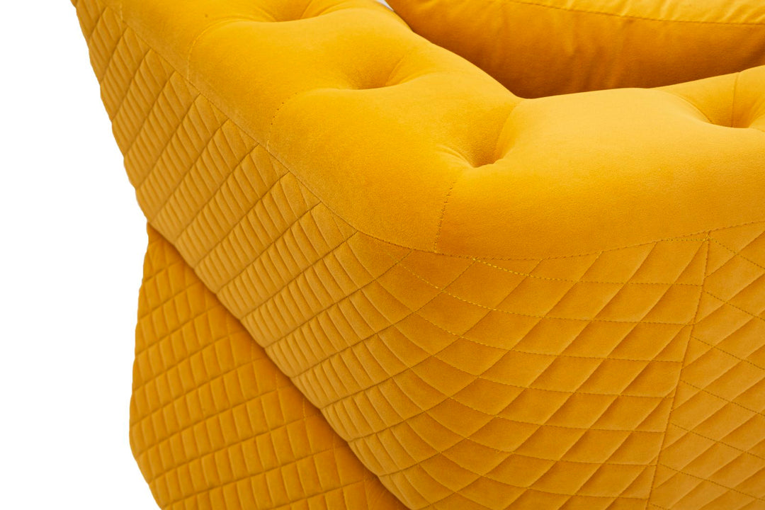 Sofá de terciopelo mostaza con cojines – Emy 2 plazas