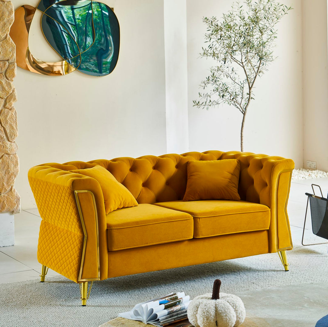 Sofá de terciopelo mostaza con cojines – Emy 2 plazas