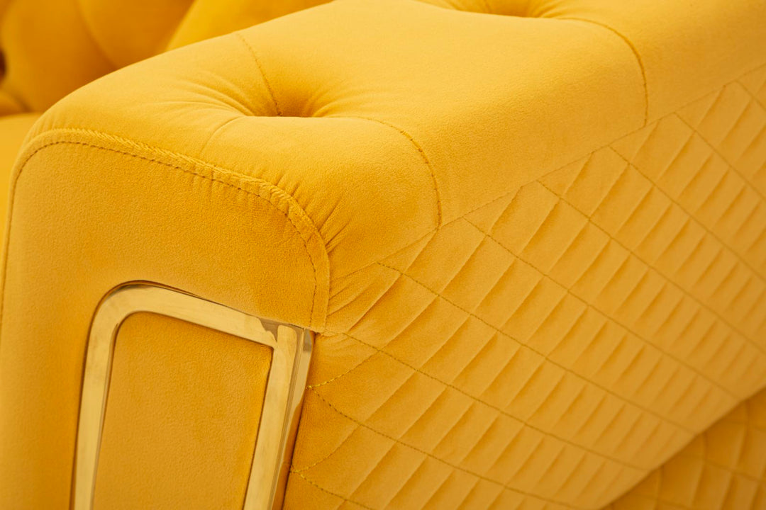 Sofá de terciopelo mostaza con cojines – Emy 2 plazas