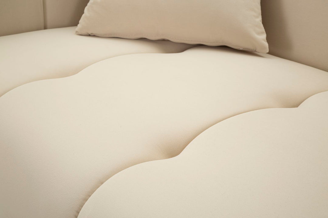 Sofá tapizado crema con cojines – Alma 2 plazas