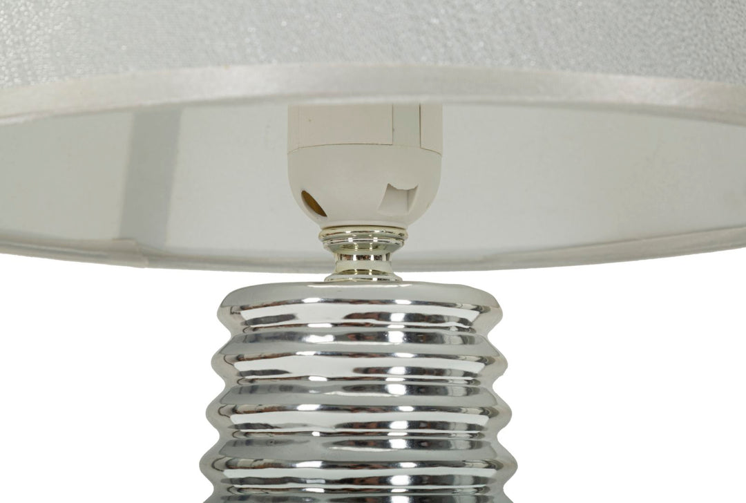 Lámpara de mesa blanca y plateada con pantalla de tela – Candela diseño moderno