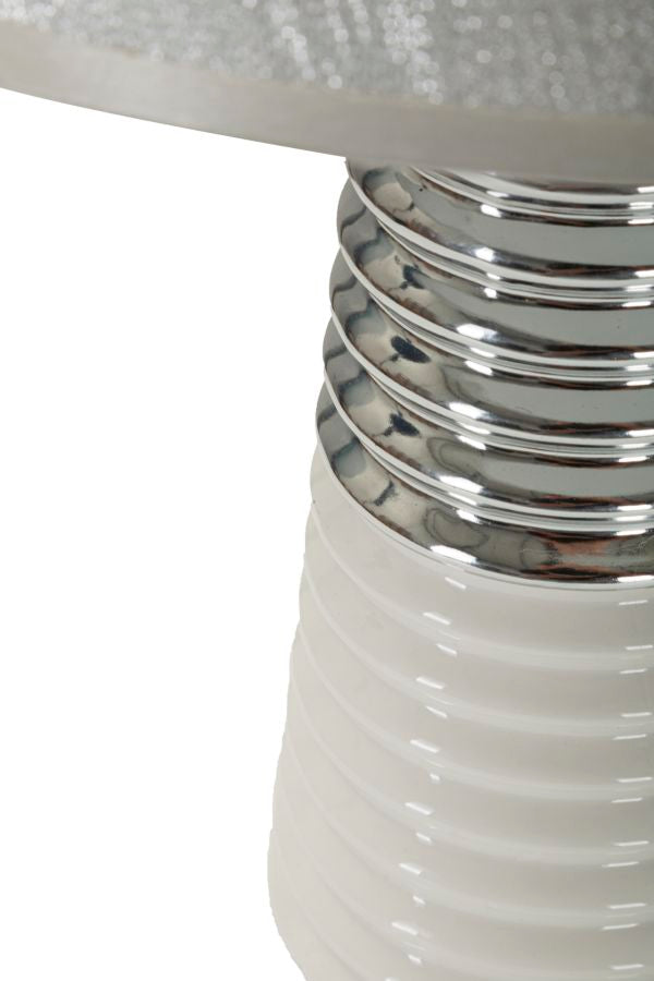 Lámpara de mesa blanca y plateada con pantalla de tela – Candela diseño moderno