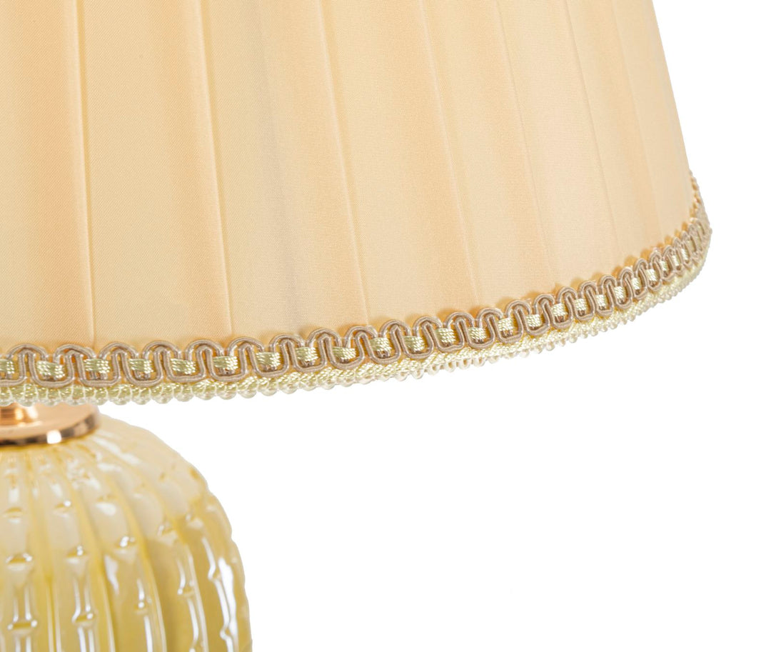 Lámpara de pie dorada con pantalla de tela – Lot diseño elegante