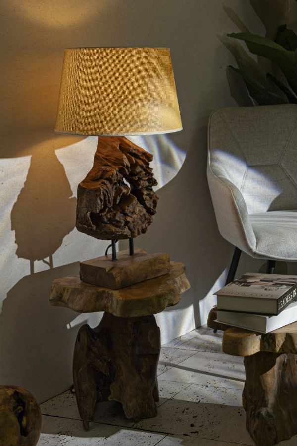 Lámpara de mesa de teca con base tallada – Kepala Collection